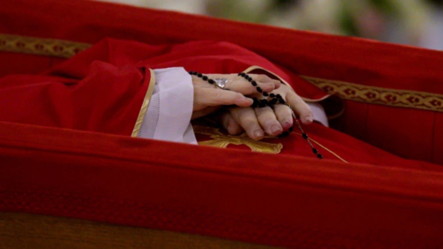El rosario distintivo de Francisco lo acompañará en su tumba